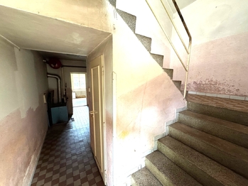 chodba v přízemí se schodištěm - Prodej domu 115 m², Lázně Bělohrad