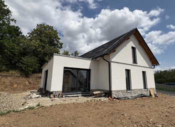 Venkovní pohled na dům s proskleným obývacím pokojem. - Prodej domu 188 m², Strunkovice nad Blanicí