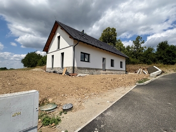 Venkovní pohled na dům z příjezdové komunikace. - Prodej domu 188 m², Strunkovice nad Blanicí