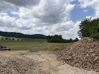 Výhled do krajiny, kde bude ještě terasa. - Prodej domu 188 m², Strunkovice nad Blanicí