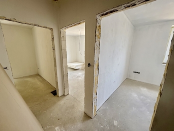 Chodba s umístěním dveří do 3 pokojů. - Prodej domu 188 m², Strunkovice nad Blanicí
