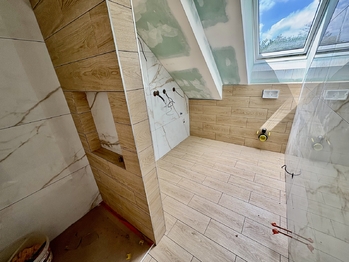 Koupelna a WC ve 2.NP - Prodej domu 188 m², Strunkovice nad Blanicí