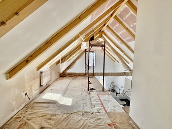 Galerie - otevřený  prostor nad hlavní místností. - Prodej domu 188 m², Strunkovice nad Blanicí