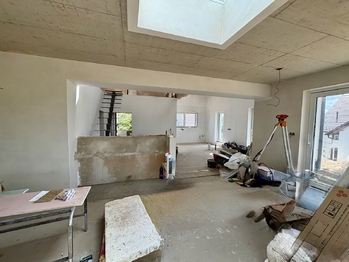 Obývací pokoj propojen s kuchyňskou částí. - Prodej domu 188 m², Strunkovice nad Blanicí