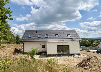 Venkovní zadní pohled na dům. - Prodej domu 188 m², Strunkovice nad Blanicí