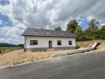 Venkovní pohled na dům z příjezdové komunikace. - Prodej domu 188 m², Strunkovice nad Blanicí 