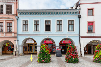 Vstup do budovy z náměstí - Pronájem kancelářských prostor 28 m², Svitavy
