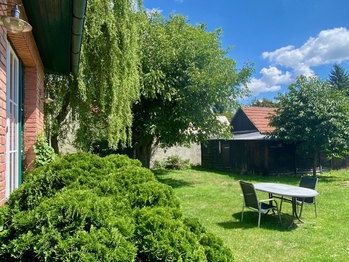 Kůlny i studna - Prodej domu 208 m², Vyžlovka