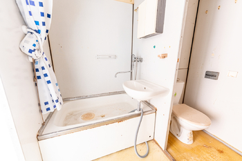 6. Koupelna s vanou a samostatná toaleta - Prodej bytu 1+1 v osobním vlastnictví 38 m², Frýdek-Místek