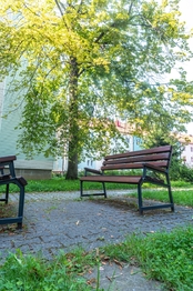 9. Lavičky před domem - Prodej bytu 1+1 v osobním vlastnictví 38 m², Frýdek-Místek
