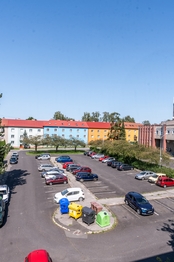 10. Velké parkoviště před domem - Prodej bytu 1+1 v osobním vlastnictví 38 m², Frýdek-Místek