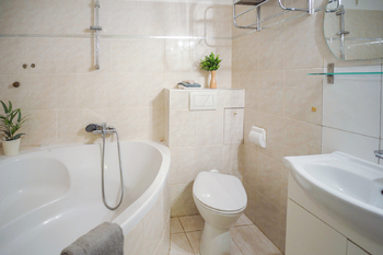 Koupelna ve vyšším patře - Prodej bytu 3+1 v osobním vlastnictví 101 m², Praha 5 - Smíchov