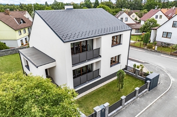 Pohled na dům z dronu. - Prodej domu 184 m², Jindřichův Hradec 