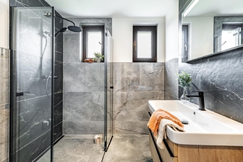 Koupelna v přízemí. - Prodej domu 184 m², Jindřichův Hradec