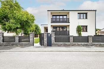 Pohled na dům z ulice. - Prodej domu 184 m², Jindřichův Hradec