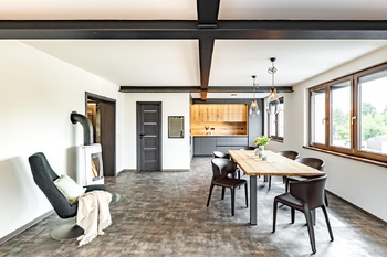 Jídelna, obytný prostor, kuchyně a špajz. - Prodej domu 184 m², Jindřichův Hradec