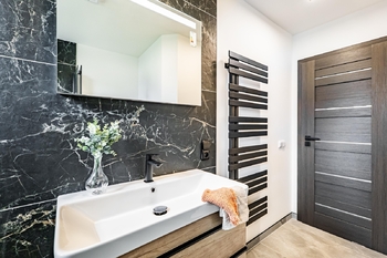 Koupelna v přízemí. - Prodej domu 184 m², Jindřichův Hradec