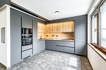 Moderní kuchyně. - Prodej domu 184 m², Jindřichův Hradec