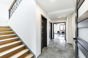Choda v přízemí.  - Prodej domu 184 m², Jindřichův Hradec
