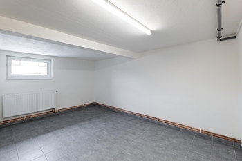 Sklepní prostory (ideální na posilovnu). - Prodej domu 184 m², Jindřichův Hradec
