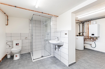 Sociální zázemí v suterénu domu. - Prodej domu 184 m², Jindřichův Hradec