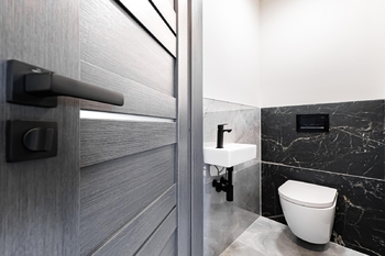 Koupelna v přízemí. - Prodej domu 184 m², Jindřichův Hradec