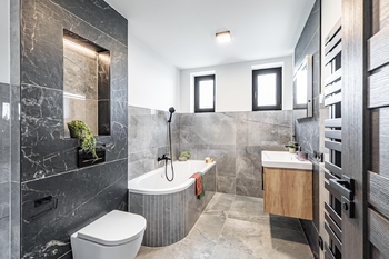 Koupelna v patře. - Prodej domu 184 m², Jindřichův Hradec