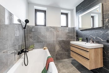 Koupelna v patře. - Prodej domu 184 m², Jindřichův Hradec