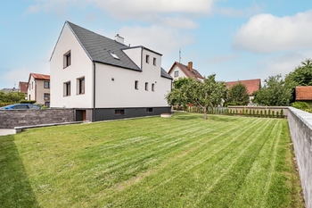 Pohled ze zahrady na dům. - Prodej domu 184 m², Jindřichův Hradec