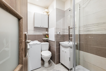 Koupelna s toaletou. - Pronájem bytu 1+1 v osobním vlastnictví 38 m², Jindřichův Hradec