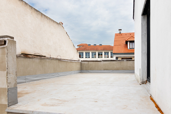druhá terasa ještě čeká na dokončení - Prodej domu 191 m², Praha 8 - Ďáblice