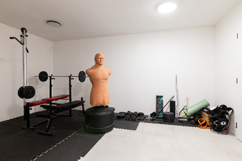 domácí fitness - Prodej domu 191 m², Praha 8 - Ďáblice