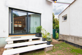 výstup na zahradu z obývacího pokoje - Prodej domu 191 m², Praha 8 - Ďáblice