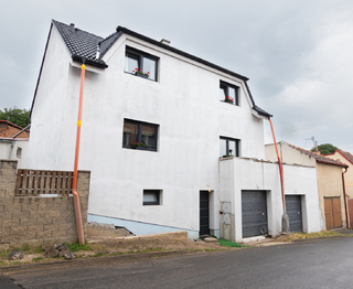 pohled na dům z ulice - Prodej domu 191 m², Praha 8 - Ďáblice