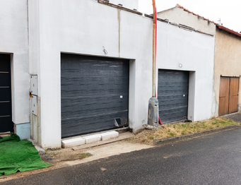 dům má dvě velké samostatné garáže - Prodej domu 191 m², Praha 8 - Ďáblice