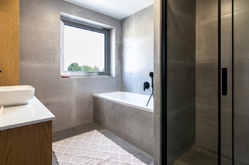 hlavní koupelna - Prodej domu 191 m², Praha 8 - Ďáblice