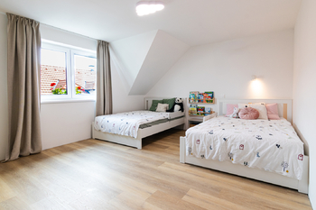 jeden z dětských pokojů - Prodej domu 191 m², Praha 8 - Ďáblice