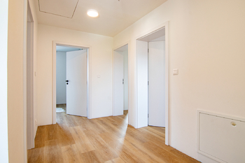 chodba v patře - Prodej domu 191 m², Praha 8 - Ďáblice