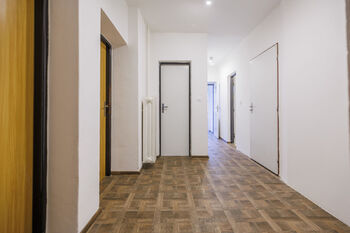 chodba 1.NP - Pronájem domu 205 m², Nový Malín