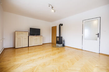 obývací pokoj 1.NP - Pronájem domu 205 m², Nový Malín