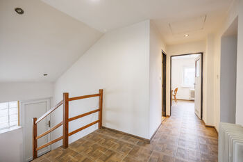 chodba 2.NP - Pronájem domu 205 m², Nový Malín