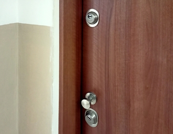 u bezpečnostních dveří od bytu. - Prodej bytu 2+1 v osobním vlastnictví 53 m², Podbořany