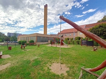 nové dětské hřiště. - Prodej bytu 2+1 v osobním vlastnictví 53 m², Podbořany