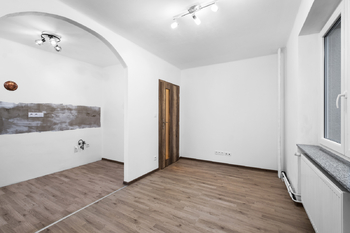 Obývací pokoj - Prodej bytu 3+kk v osobním vlastnictví 77 m², Zvěstov