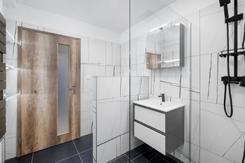 Koupelna - Prodej bytu 3+kk v osobním vlastnictví 77 m², Zvěstov