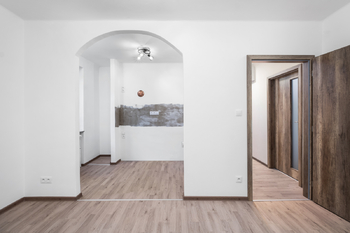 Obývací pokoj - Prodej bytu 3+kk v osobním vlastnictví 77 m², Zvěstov