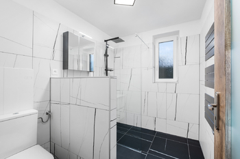 Koupelna - Prodej bytu 3+kk v osobním vlastnictví 77 m², Zvěstov