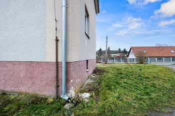 Pohled na dům  - Prodej bytu 3+kk v osobním vlastnictví 77 m², Zvěstov