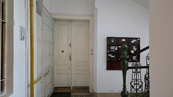 Vstup do jednotky z chodby domu - Prodej bytu 3+1 v osobním vlastnictví 99 m², Brno