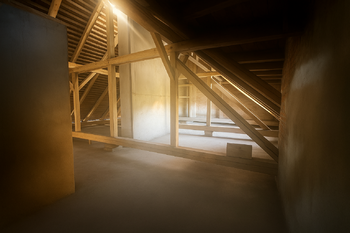 Prostory půdy - pohled do boční části. - Prodej nájemního domu 972 m², Ústí nad Labem